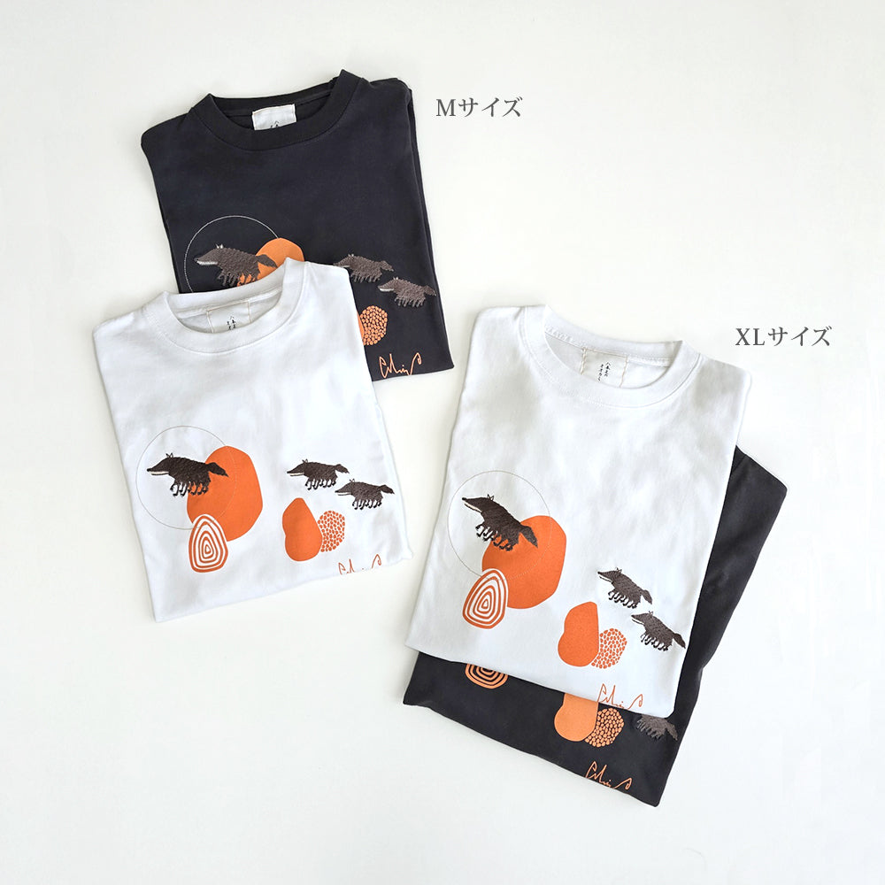 Tシャツ/八本足のオオカミ親子のロングTシャツ【オリジナル】